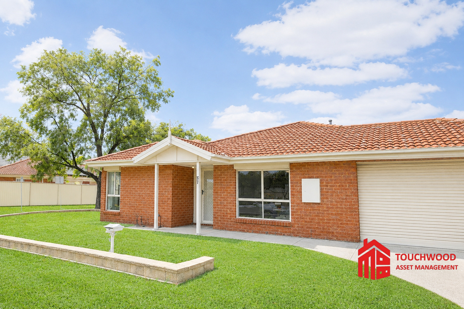 Front exterior of 37 Boberrit Wynd, Sydenham