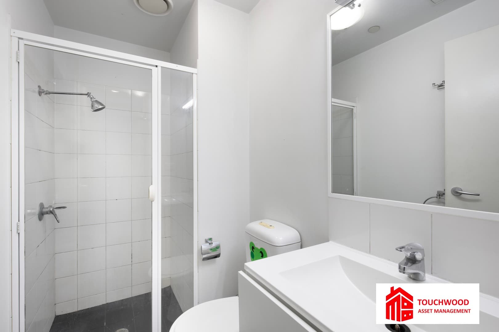 Modern central bathroom