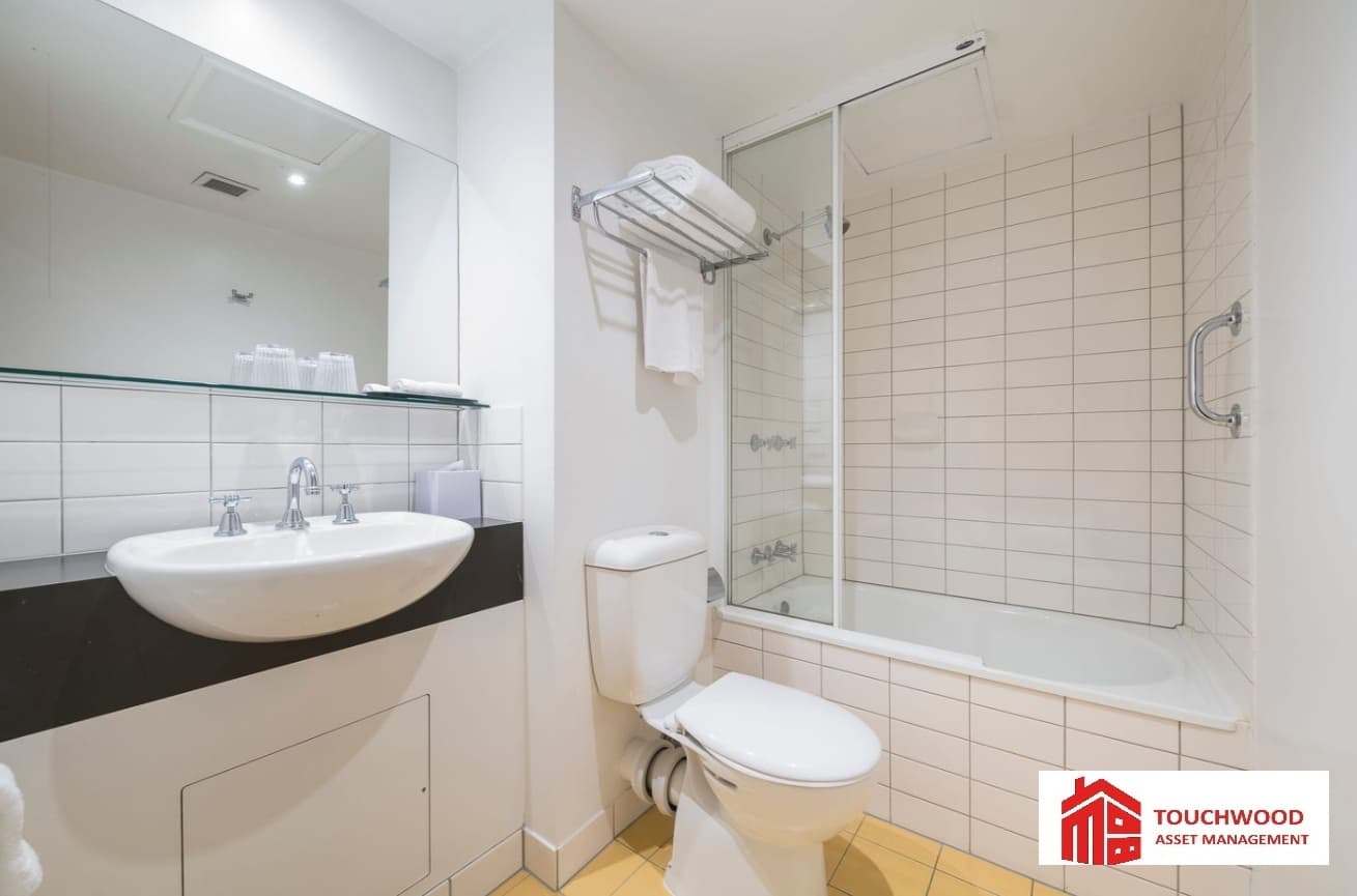 Modern bathroom with shower/bath combo